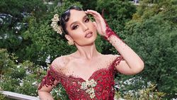 Potret Cinta Laura Mempesona Berkebaya di Festival Film Cannes