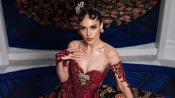 Potret Cinta Laura Mempesona Berkebaya di Festival Film Cannes