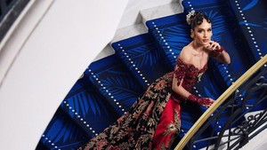 Cinta Laura datang ke red carpet pakai kebaya merah menyala rancangan desainer kece Intan Avantie, lengkap dengan kain batik prada khas Pekalongan. Foto: Instagram Cinta Laura/Stepan Filenko