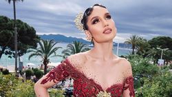 Potret Cinta Laura Mempesona Berkebaya di Festival Film Cannes Potret Cinta Laura Mempesona Berkebaya di Festival Film Cannes