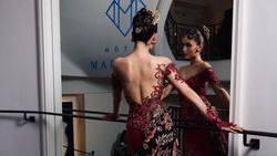 Potret Cinta Laura Mempesona Berkebaya di Festival Film Cannes
