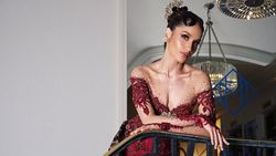 Potret Cinta Laura Mempesona Berkebaya di Festival Film Cannes