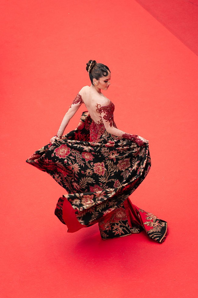 Kebaya bertema ‘Biarkan Cinta Bersemi’ ini memadukan warna merah merona dengan nuansa marun yang bernuansa magis sekaligus atraktif. Gaun dipadankan dengan kain Batik Prada dari Pekalongan bermotif floral. Foto: WireImage/Francois G. Durand