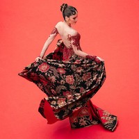 Kebaya bertema ‘Biarkan Cinta Bersemi’ ini memadukan warna merah merona dengan nuansa marun yang bernuansa magis sekaligus atraktif. Gaun dipadankan dengan kain Batik Prada dari Pekalongan bermotif floral. Foto: WireImage/Francois G. Durand