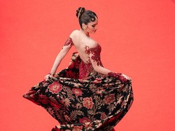 Video Anggunnya Cinta Laura Berkebaya di Red Carpet Cannes