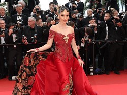 Cinta Laura Rindu Momen Menghadiahkan Batik ke Selebriti Dunia