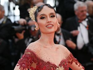 7 Pesona Cinta Laura di Red Carpet Cannes 2025, Pakai Kebaya Modern