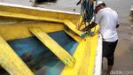 Cuaca Buruk Nelayan di Kenjeran Perbaiki Perahu