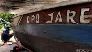 Cuaca Buruk Nelayan di Kenjeran Perbaiki Perahu