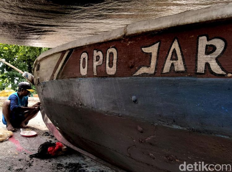 Cuaca Buruk Nelayan di Kenjeran Perbaiki Perahu