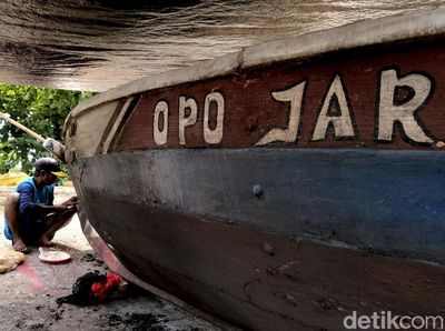 Cuaca Buruk Nelayan di Kenjeran Perbaiki Perahu