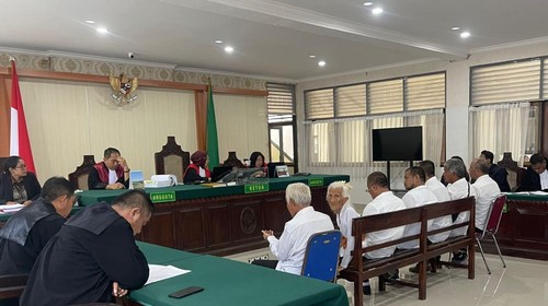 Dadong Ni Nyoman Reja (93) tahun saat menjalani sidang di Pengadilan Negeri Denpasar, Kamis (15/5/2025).