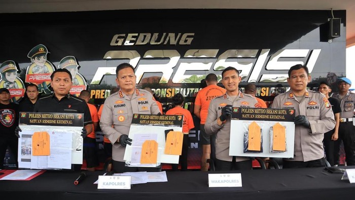 Debt collector yang mengeroyok dan merampas mobil pria di Kota Bekasi. (Foto: dok. Istimewa)