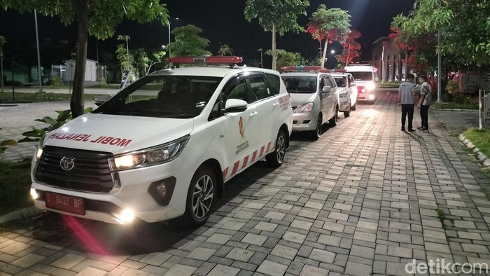 Deretan ambulans Pemkab Bojonegoro akan berangkat ke Karanganyar.