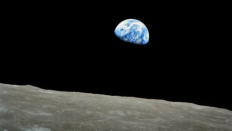 Bumi saat mengitari Bulan, seperti yang difoto dari Apollo 8.