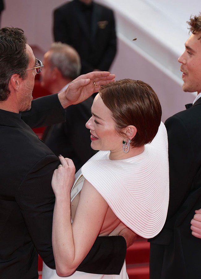 Sementara itu, Pascal mencoba menepuk serangga tersebut agar menjauh agar tidak menyengat mereka. Beruntung, lebah tersebut terbang menjauh dan mereka bisa lega kembali beraksi di hadapan puluhan fotografer. (Foto: Mike Marsland/WireImage)