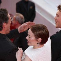 Sementara itu, Pascal mencoba menepuk serangga tersebut agar menjauh agar tidak menyengat mereka. Beruntung, lebah tersebut terbang menjauh dan mereka bisa lega kembali beraksi di hadapan puluhan fotografer. (Foto: Mike Marsland/WireImage)