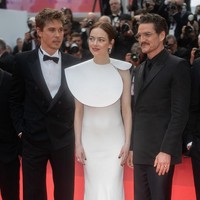 Hari ketiga Cannes Film Festival 2025, Jumat (16/5/2025), berlanjut dengan pemutaran perdana film ‘Eddington’ di Palais des Festivals. Para bintang utamanya seperti Emma Stone, Pedro Pascal, dan Austin Butler turut menghadiri perhelatan tersebut. (Foto: Samir Hussein/WireImage)