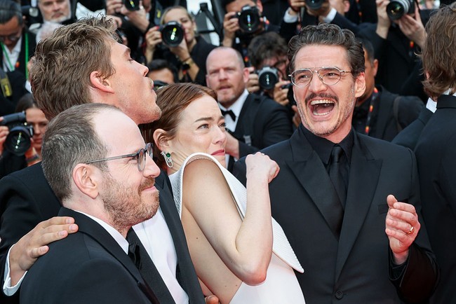 Film ‘Eddington’, garapan sutradara Ari Aster, turut menampilkan Joaquin Phoenix. Berlatar waktu Mei 2020 di Eddington, New Mexico, film ini menggambarkan ketegangan sosial yang memicu konflik antarwarga di tengah wabah COVID-19. (Foto: Lyvans Boolaky/Getty Images)