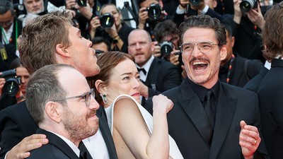 Foto: Momen Emma Stone Diserang Lebah di Karpet Merah Cannes 2025