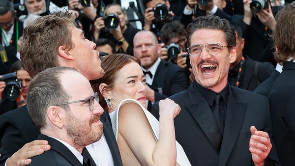 Foto: Momen Emma Stone Diserang Lebah di Karpet Merah Cannes 2025