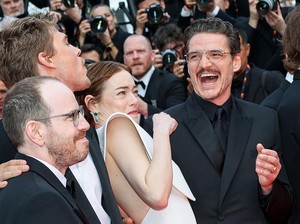 Video Emma Stone Diganggu Lebah di Red Carpet Cannes