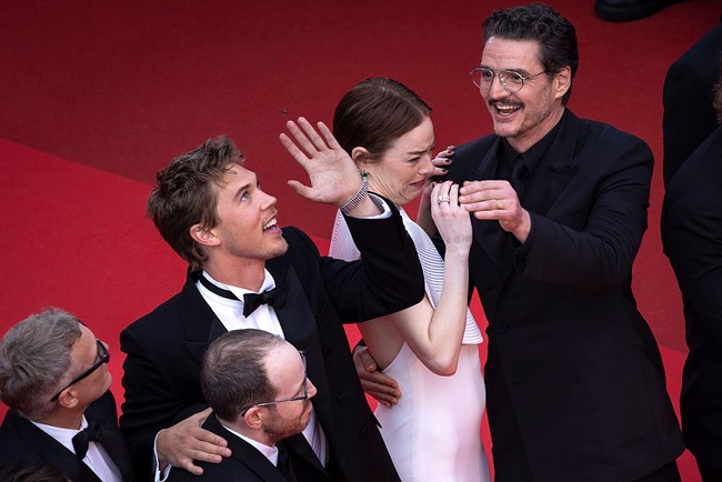 Dalam sebuah cuplikan video yang diunggah oleh Variety, aktris pemenang dua piala Oscar itu terlihat tengah berpose bersama Pedro dan Austin ketika seekor lebah terbang mendekat. Emma sontak kaget dan berusaha menghindar sembari membungkukkan tubuh ke arah Pedro. (Foto: Stephane Cardinale/Corbis via Getty Images)