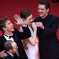 Dalam sebuah cuplikan video yang diunggah oleh Variety, aktris pemenang dua piala Oscar itu terlihat tengah berpose bersama Pedro dan Austin ketika seekor lebah terbang mendekat. Emma sontak kaget dan berusaha menghindar sembari membungkukkan tubuh ke arah Pedro. (Foto: Stephane Cardinale/Corbis via Getty Images)