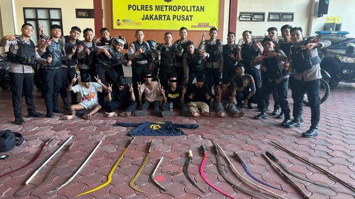 Enam remaja diamankan karena hendak tawuran di Kramat, Jakarta Pusat.