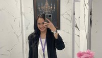 Jangan lupa selfie dulu di toilet kampus. Foto: instagram Ersa Mayori
