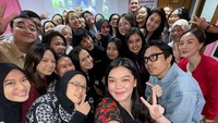 Kembali ke kampus! Buat aku yang ikut blended program, kelas offline di awal semester jadi momen yang ditunggu. Seneng bisa masuk kelas, ketemu dosen, dan temen-temen yang selama ini cuma ketemu lewat layar aja. Jadi lebih berasa kuliahnya, tulis Ersa Mayori dari Instagram miliknya dilihat detikcom, Minggu (18/5/2025). Foto: instagram Ersa Mayori