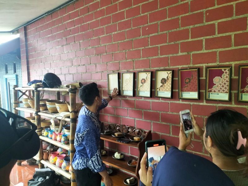 Faisal, trainer membatik di Rumah Batik TBIG menjelaskan proses membatik pada Selasa (13/5/2025).