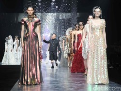 Setelah Kebaya Akad Luna Maya, Eddy Betty Bersinar Lagi di Luminescence