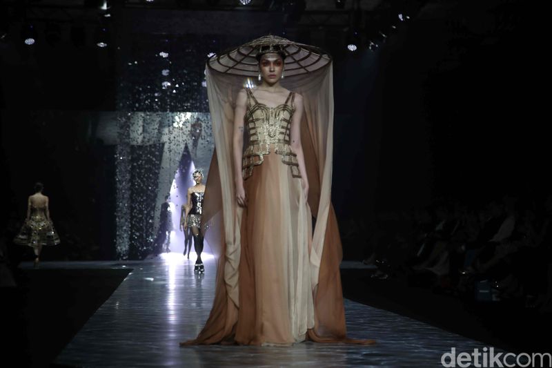 Fashion Show Eddy Betty Luminescence 2025