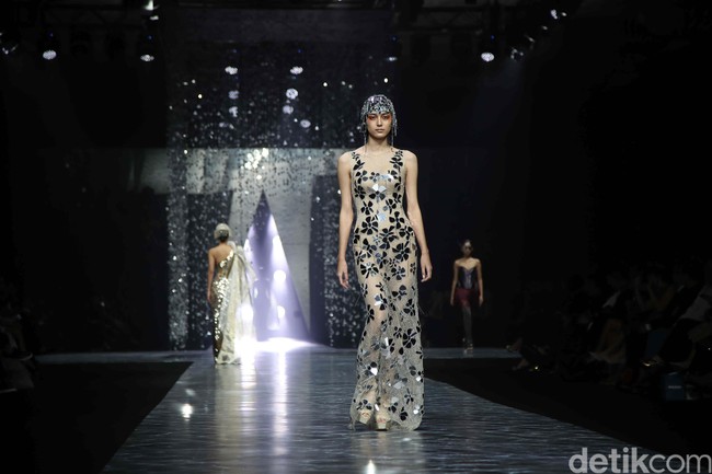 Berbekal teknik haute couture klasik yang kuat, Eddy yang menimba ilmu mode di Fleuri de la Porte dan Chambre Syndicale de La Couture Parisienne nyaman untuk meramu beragam material. Selain chiffon, ada lame, silk, logam, resin, dan polimer. Potongan-potongan kaca pun diaplikasikannya sebagai ornamen dekoratif yang unik. (Foto: Pradita Utama/detikcom)