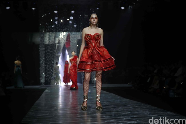 Deretan gaun berikutnya semakin memperlihatkan ciri khas Eddy Betty. Avant garde, struktural, romantis, dengan permainan potongan yang terfokus pada bustier dan korset. (Foto: Pradita Utama/detikcom)