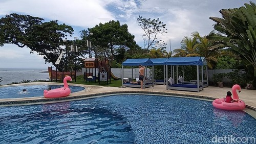 Suasana kolam renang Flamingo Beach Club di Pantai Saba, Gianyar.