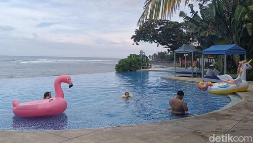 Beberapa pengunjung tampak menikmati Flamingo Beach Club Bali yang berlokasi di Pantai Saba, Desa Saba, Blahbatu, Gianyar, Bali pada Rabu (14/5/2025).