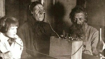 Petani Soviet Mendengarkan Radio Untuk Pertama Kalinya, 1928 Foto: Boredpanda
