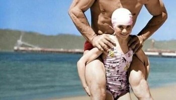Patricia Okeefe, Gadis 8 Tahun Menggendong Wayne Long, Pria Berbobot 90 Kg, di Punggungnya dalam Pertunjukan Kekuatan yang Tidak Biasa, 1940 Foto: Boredpanda