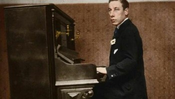 Seorang Wanita Kuat di Sirkus Menyeimbangkan Piano di Dadanya, 1920 Foto: Boredpanda