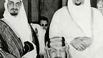Raja Pertama Arab Saudi, Ibn Saud bersama kedua putranya, Pangeran Faisal (di sebelah kiri) dan Pangeran Saud (di sebelah kanan) pada awal tahun 1950-an Foto: Boredpanda