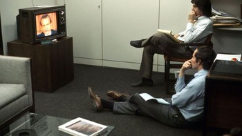 Setelah Gedung Putih mengklaim selama lebih dari setahun bahwa Bob Woodward dan Carl Bernstein mengarang cerita dan menciptakan sumber fiktif, kini mereka menyaksikan Presiden Richard Nixon mengundurkan diri di televisi Foto: Boredpanda