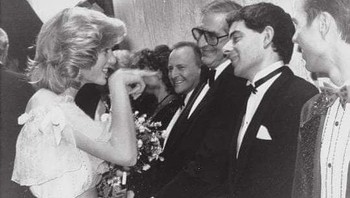 “Kamu!” – Putri Diana Bertemu Komedian Rowan Atkinson Tahun 1984 Foto: Boredpanda
