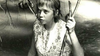 Juliane Koepcke yang berusia 17 tahun tersedot keluar dari pesawat pada tahun 1971 setelah pesawat itu disambar petir. Ia jatuh dari ketinggian 2 mil ke tanah, terikat di kursinya, dan selamat setelah bertahan hidup selama 10 hari di hutan Amazon Foto: Boredpanda