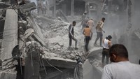 Tim Pertahanan Sipil Palestina bersama warga setempat langsung melakukan operasi pencarian dan penyelamatan. Mereka berjibaku di antara puing bangunan, menggali reruntuhan dengan tangan kosong demi menemukan korban yang masih hidup.