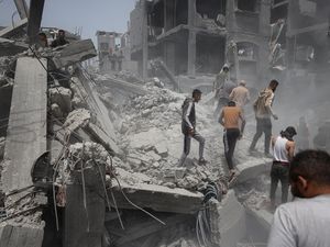 Gempuran Israel Hantam Rumah-Tenda Pengungsi Gaza, 14 Orang Tewas