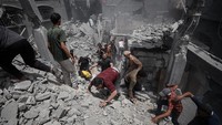 Serangan udara Israel kembali mengguncang wilayah utara Jalur Gaza, tepatnya di Jabalia, pada Sabtu (17/5/2025). Serangan tersebut menyebabkan kerusakan parah di area permukiman padat penduduk dan memicu kepanikan di kalangan warga yang masih bertahan di tengah gempuran.