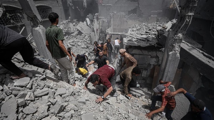 JABALIA, GAZA - MAY 17: Civil Defense teams and residents of the region carry out search and rescue operations in the area where the Israeli attack took place on the Jabalia area in the northern Gaza Strip on May 17, 2025. During the search and rescue operations, a Palestinian woman was rescued alive from under the rubble. (Photo by Abdalhkem Abu Riash/Anadolu via Getty Images)