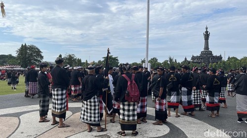 Ribuan pecalang desa adat se-Bali menghadiri Gelar Agung Pecalang di Lapangan Renon, Denpasar, Sabtu (17/5/2025).